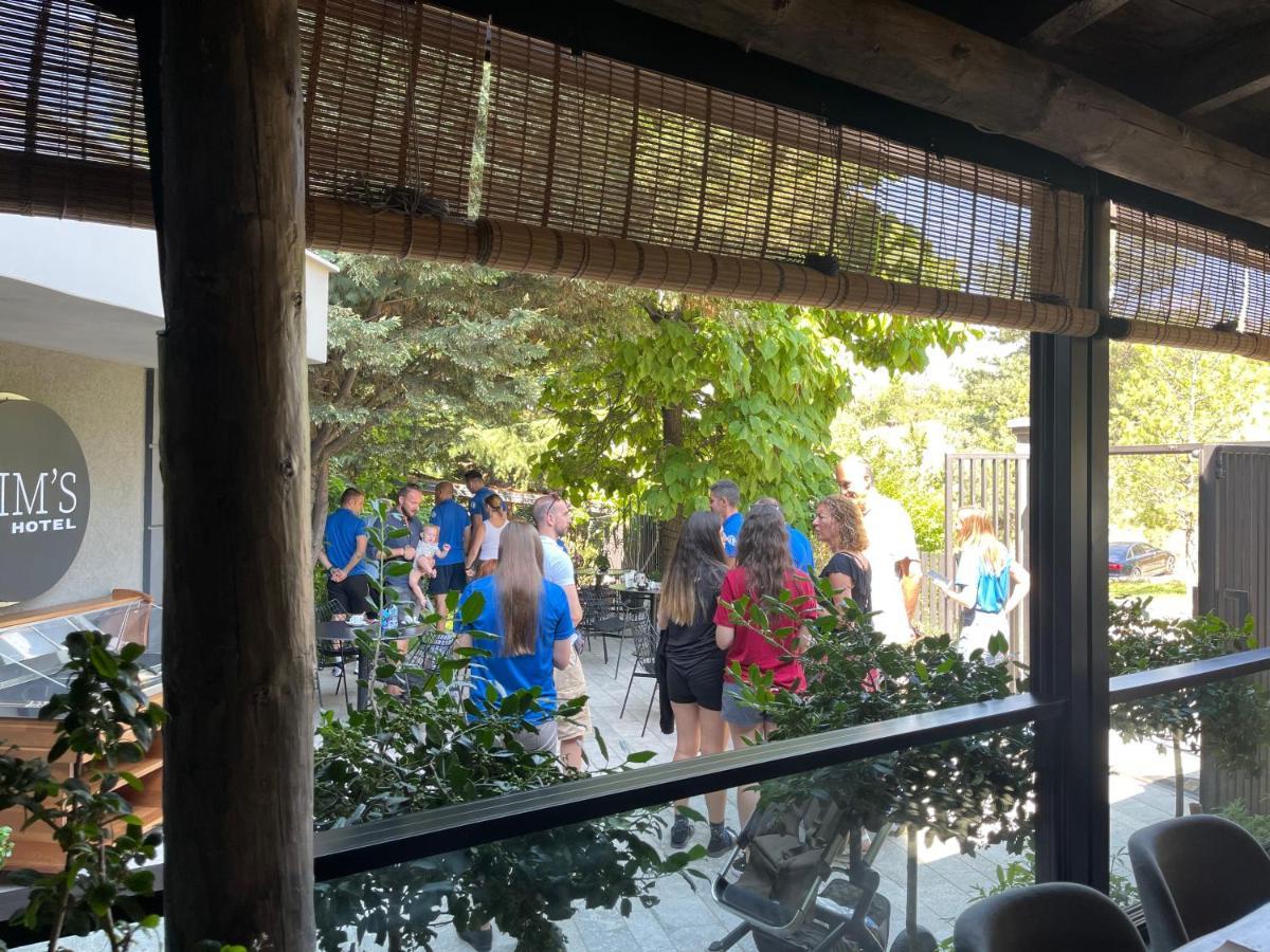 Dim'S Hotel & Restaurant Корча Екстериор снимка