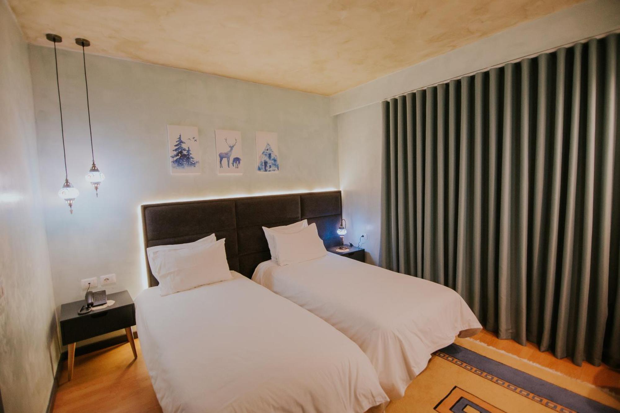 Dim'S Hotel & Restaurant Корча Екстериор снимка