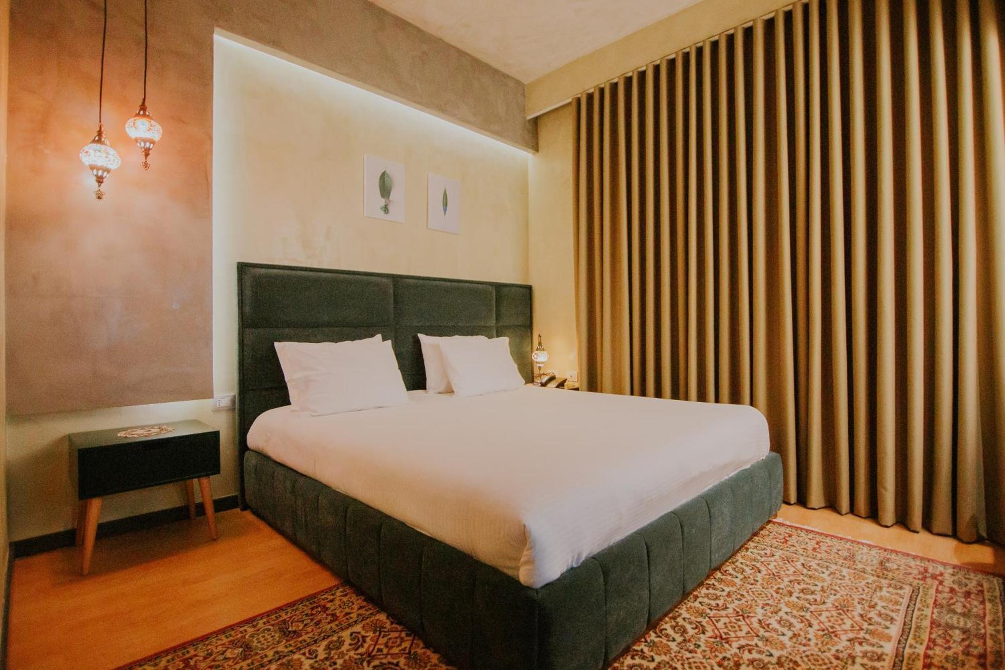 Dim'S Hotel & Restaurant Корча Екстериор снимка