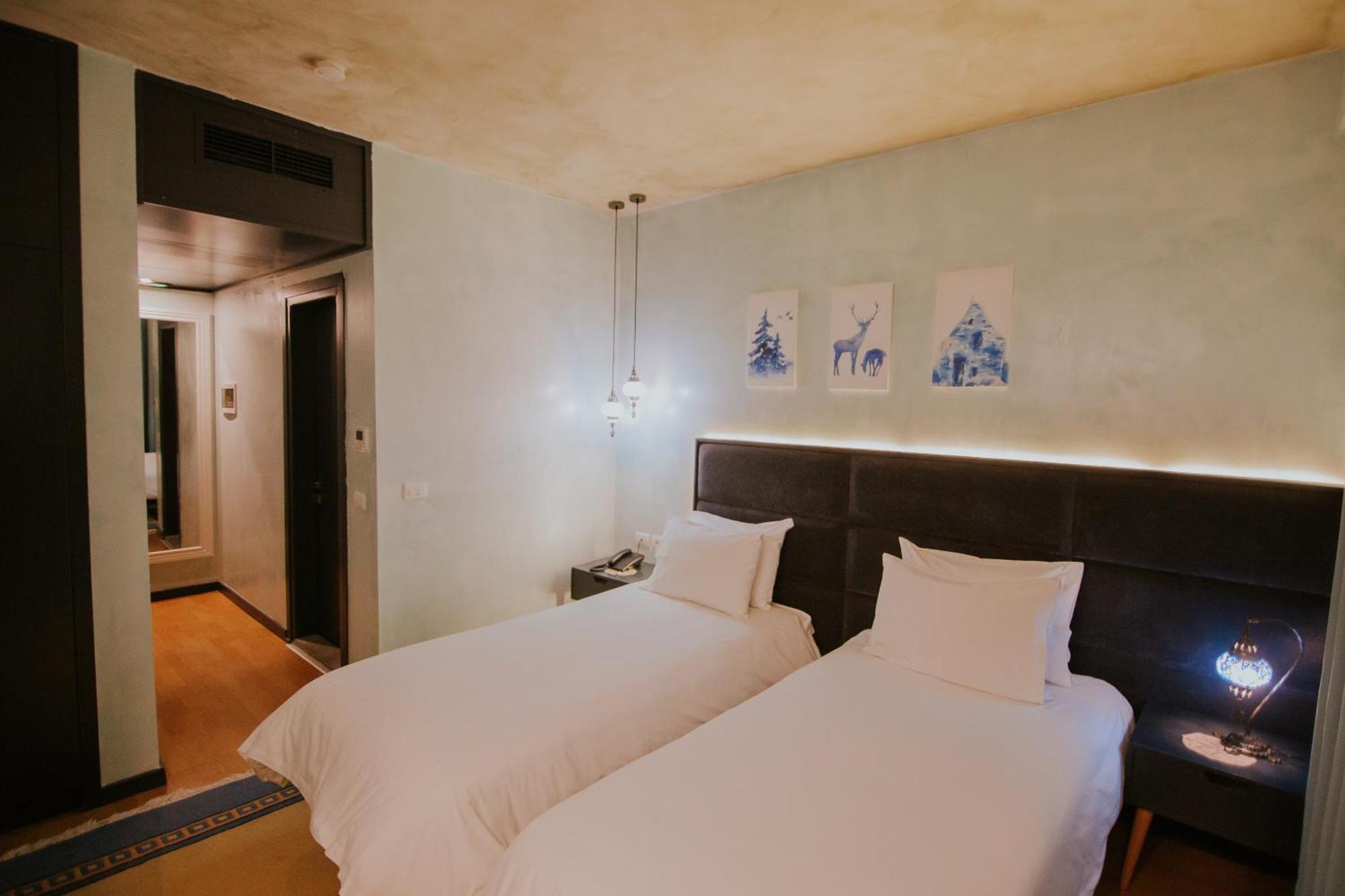 Dim'S Hotel & Restaurant Корча Екстериор снимка